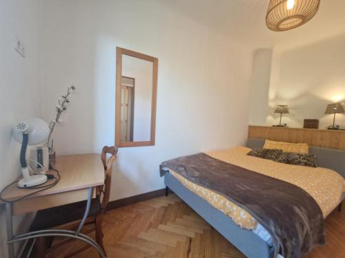 Postel nebo postele na pokoji v ubytování Chambre 1 Bois - WIFI - Proche gare
