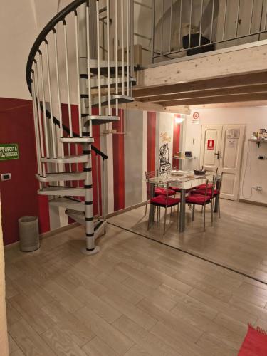 a staircase in a room with a table and chairs at Sesta Strada in Civitavecchia