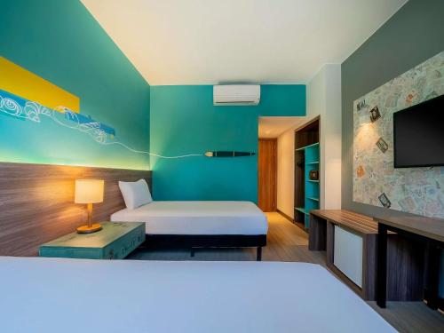 a hotel room with a bed and a tv at ibis Styles Sorocaba Santa Rosalia in Sorocaba