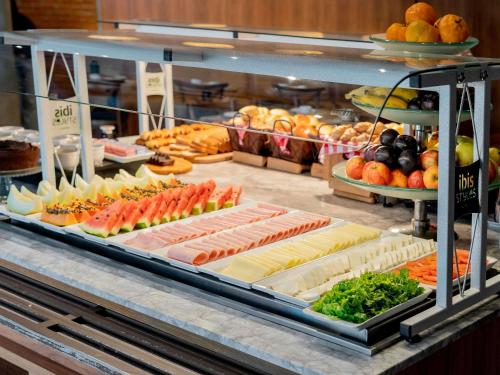 a buffet with many different types of food on display at ibis Styles Sorocaba Santa Rosalia in Sorocaba