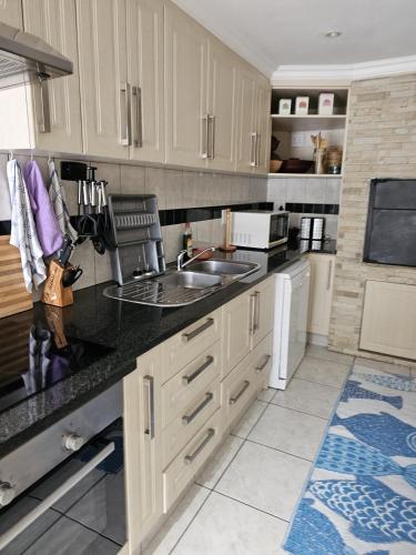 Una cocina o zona de cocina en River Apartment in Gated Complex