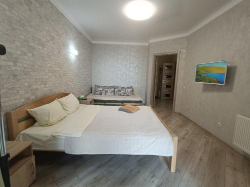 a bedroom with a large white bed in a room at Новобудова, ЖК Яровиця по вул, Івана ФРАНКА,59 in Luts'k