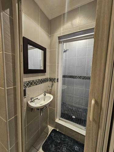 Un baño de River Apartment in Gated Complex