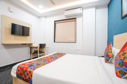 FabHotel Orion - Nr Shilparamam, Hi tech cityにあるテレビまたはエンターテインメントセンター
