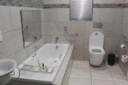 Ένα μπάνιο στο Magnolia Hotel