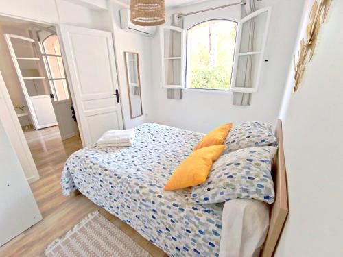 Postel nebo postele na pokoji v ubytování Appartement 2 pièces avec Balcon, Clim et Parking au Port de Hyères