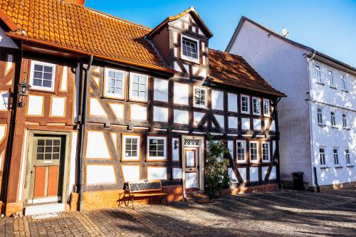 an old building with a bench in front of it at Lauterbach im Herzen der Altstadt in Lauterbach