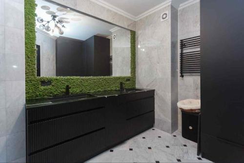 a bathroom with a black sink and a mirror at Premium apartament în Chișinău , Centru in Chişinău