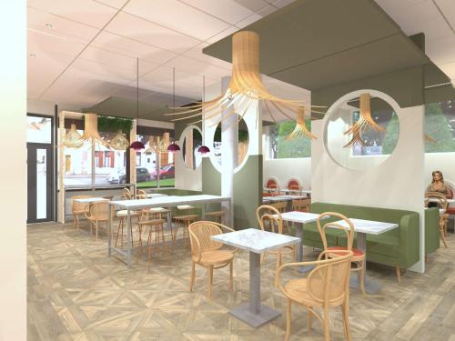 Un restaurante con mesas y sillas en una sala. en ibis Styles Metz Centre, en Metz