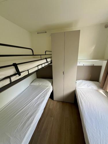 En eller flere senge i et værelse på GlampChalet 5 Persone Pool&Parking-Pietra Ligure