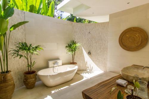 Koupelna v ubytování Beautiful Cliff-Side Jungle Villa