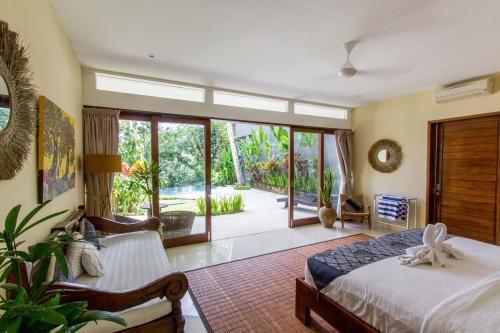 Postel nebo postele na pokoji v ubytování Beautiful Cliff-Side Jungle Villa