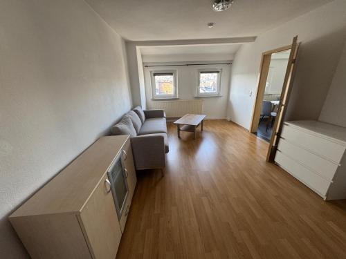 ein Wohnzimmer mit Sofa und Tisch in der Unterkunft Theresie in Hof