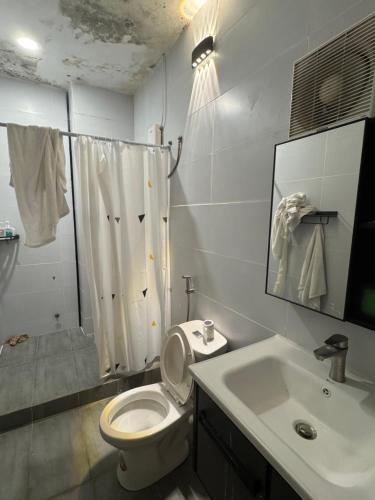 a bathroom with a toilet and a shower and a sink at Viet Home Stay - Chi nhánh Trần Cung- Gần Viện E - Hà Nội in Hanoi