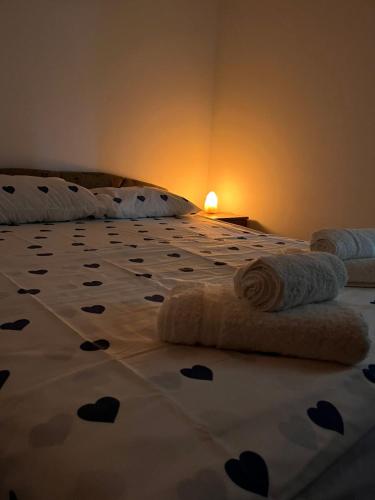 Un dormitorio con una cama con dos toallas encima. en Marina, en Sremčica
