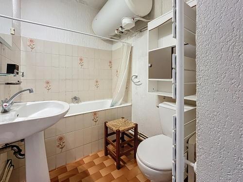 a bathroom with a sink and a toilet and a tub at Le Sciurus - Studio avec terrasse - Parking in Font Romeu Odeillo Via
