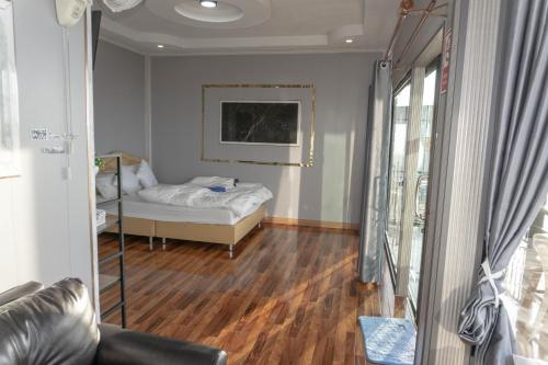 a room with a bed and a couch in it at บ้านนุสรา รีสอร์ท ภูทับเบิก in Ban Maeo Thap Boek