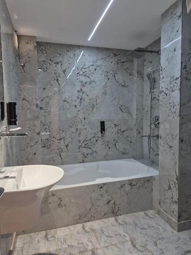 Bilik mandi di Hotel The Olive Aero Suite Near Delhi Airport