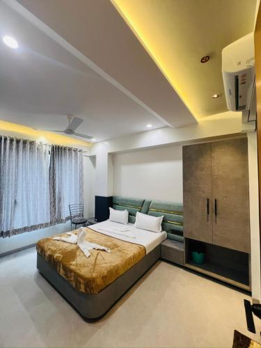 a bedroom with a large bed in a room at Hotel Mauli Lodging in Ahmadnagar
