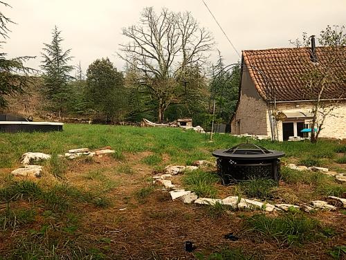 a yard with a trash can and a house at Gite Romantique au coeur du Lot in Crayssac