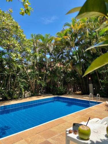 Kolam renang di atau dekat dengan Apartamento Pimenta Rosa, 400m do mar, rua principal