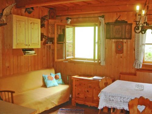 PenkにあるChalet in Kolbnitz near Ski Slopesのソファとテーブルと窓のある部屋