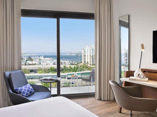 una habitación de hotel con vistas al océano en Adagio Premium The Palm, en Dubái