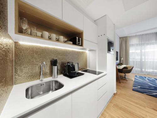 cocina con fregadero en una habitación en Adagio Premium The Palm, en Dubái