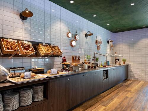 a kitchen with aasteryasteryasteryasteryasteryasteryasteryasteryasteryasteryasteryastery at ibis Styles Hamburg Barmbek in Hamburg