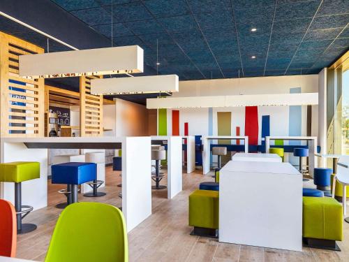 Coin salon dans l'établissement Ibis Budget Montpellier Aéroport Parc Des Expos