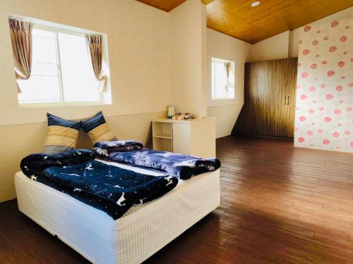Un dormitorio con una cama grande en una habitación. en 寵物友善 漫步森活 九樺落羽松民宿, en Guoxing