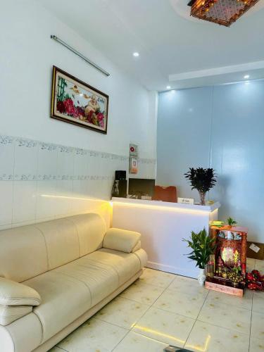 a living room with a couch in a room at Nhà Nghỉ Quỳnh Thoa in My Tho