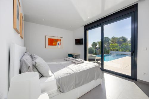 Ένα ή περισσότερα κρεβάτια σε δωμάτιο στο Villa de Lujo c Piscina Climatizada, las Colinas