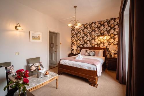 Postel nebo postele na pokoji v ubytování Courtmacsherry Hotel