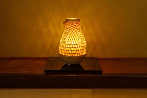 a vase sitting on top of a table at 内竈ひなた庵 in Kamegawa