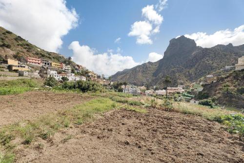 a view of a village on a mountain at Casa Rural El Palmar in Vallehermoso