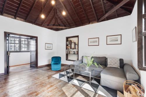 a living room with a couch and a glass table at Casa Rural El Palmar in Vallehermoso