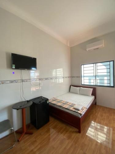 Una cama o camas en una habitación de Tây Đô Hostel