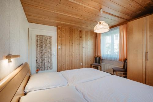 a bedroom with a white bed and a window at Ferienwohnungen Knaus in Lam