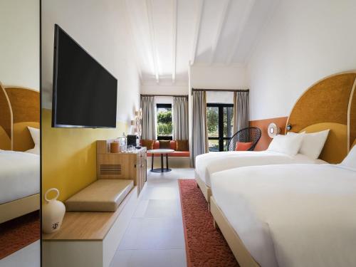 Katil atau katil-katil dalam bilik di SO/ Sotogrande Spa & Golf Resort Hotel
