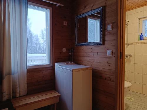 bagno con piccolo frigorifero e finestra di Kuusirinne a Syöte