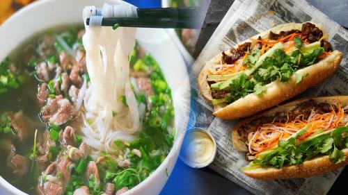 Văn LâmにあるDiện Hoa Homestayのホットドッグ2本とヌードルスープ1杯