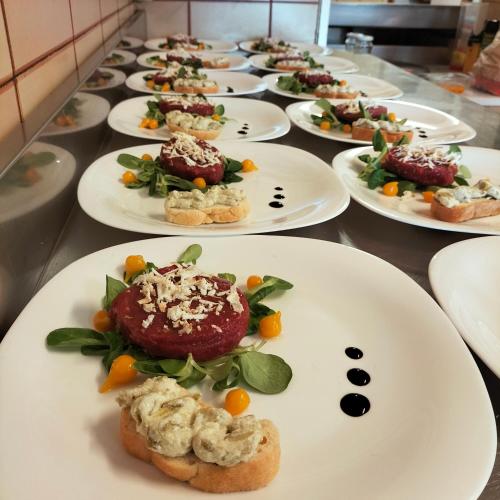 Comida en o cerca de este hotel