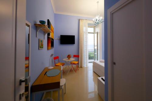 a living room with a table and a dining room at Mare Magnum in Castellammare di Stabia