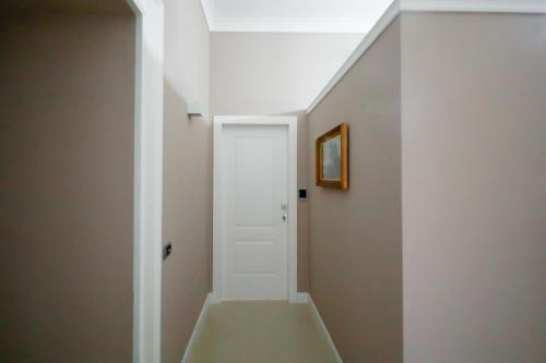 a hallway with a white door and a ceiling at Mare Magnum in Castellammare di Stabia