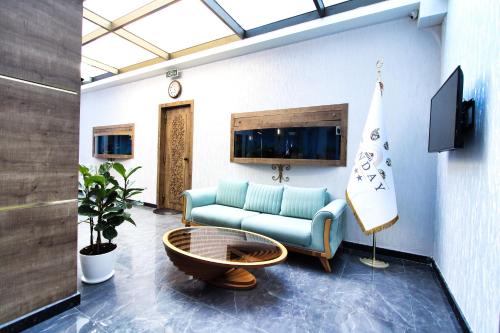 Una sala de estar con un sofá y una mesa de café. en Sunday Boutique Hotel, en Baku