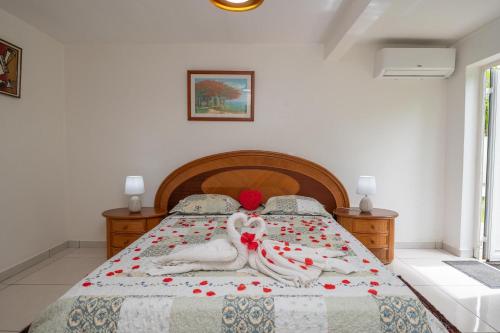 a bedroom with a bed with a woman on it at Ti coin bonheur - Jacuzzi Privé in Prise dʼEau