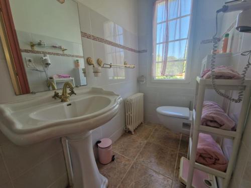 Ένα μπάνιο στο Chambre 5 Rose - WIFI - Proche gare