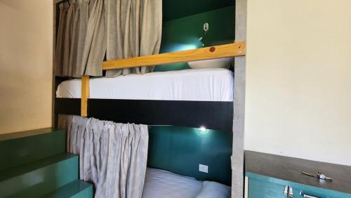 Palanda nebo palandy na pokoji v ubytování Destination Bir