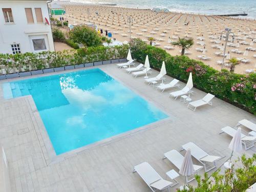 Kolam renang di atau dekat dengan Tahiti Suite Frontemare - Jesolo - SOLO FAMIGLIE